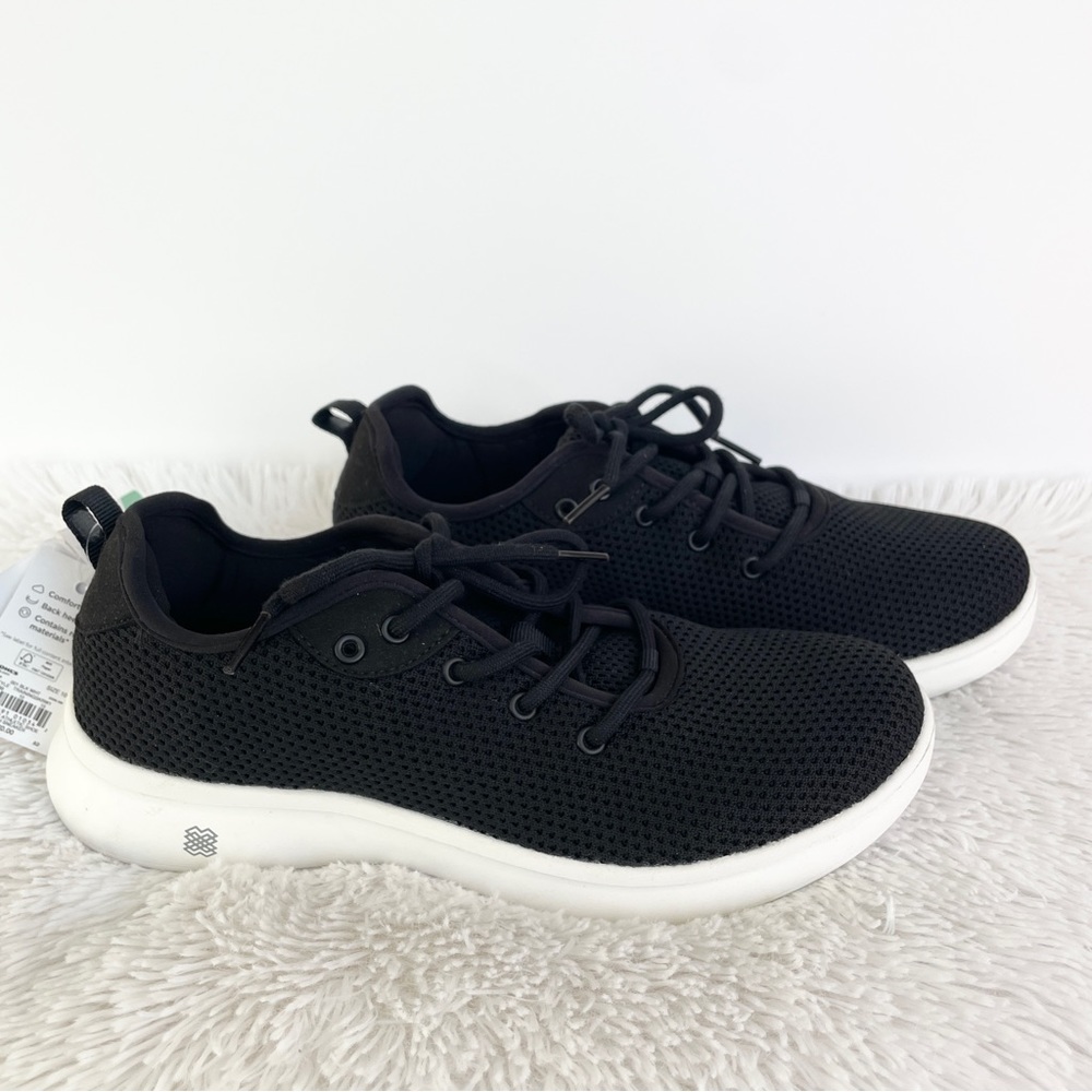 NWT 10 black and white athletic knit comfortable sneakers